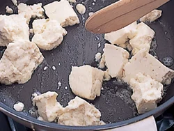 豆腐は水きりをしなくてよいので手軽。水分をとばしながら少し色づくまで炒めて。