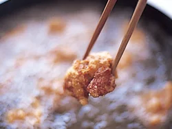豚肉にこんがりと色がついて、表面がカリッとするまで揚げる。
