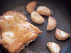 とり肉にしっかり焼き色がつくまで焼いている間、長いもは時々上下を返して焼いて取り出す。