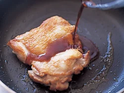 たれを煮立たせながらとり肉にからめて。たれは煮詰めると、なじみのあるしょうゆと砂糖のたれに、ほんのりとした酸味が加わった、コクのあるたれになる。