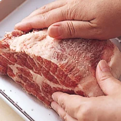 下味の塩は肉にしっかりとすり込む。すり込んだあとは時間をおかずに、すぐゆでてよい。