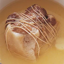酒と水でじっくり煮ると肉がやわらかくなる