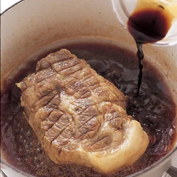 うまみが出た煮汁を砂糖、みりん、しょうゆで味つけ