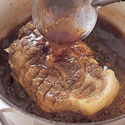 豚肉の表面に煮汁をかけながら煮ることで、豚肉にしっかりと味がつく。