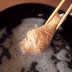 低温でじっくり揚げて中まで火を通したあと、さらに高温にした揚げ油に入れてころもをカリカリにさせる。