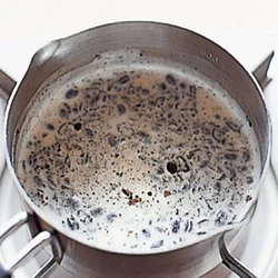 弱火で煮出してコーヒーの香りを牛乳に移す。