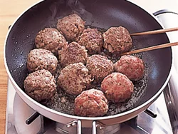 大きめに丸めただんごは、うまみを閉じ込めるように、まず表面をこんがり焼きつける。