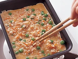 具材の多い卵焼きなので、中までしっかり火が通るように、よくかき混ぜながら焼く。