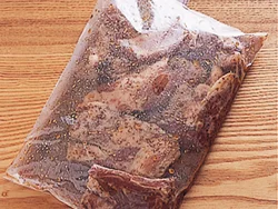 しっかりつけたい骨つき肉の下味は、保存用袋に入れて空気を抜いておくと、味がなじみやすい。