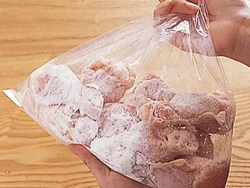 形が不揃いの手羽元に粉をまぶすには、ポリ袋に粉と入れてふり混ぜると、全体にまんべんなくつく。