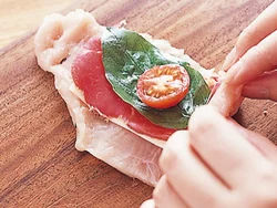 淡泊なとりむね肉は、チーズとトマトを巻くことで、中はしっとりジューシーに。