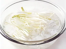 大根と長ねぎは氷水にさらすと、パリッ、シャキシャキの食感に