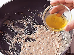 牛乳の水分がほとんどなくなるくらいに煮詰まったらオリーブ油を加える。