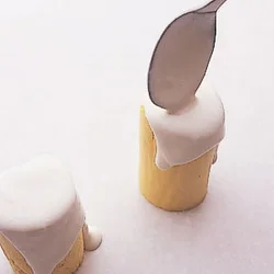 牛乳で少しのばしてとろりとさせたクリームを、上からかける。