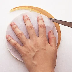 ホットケーキが直径15㎝に揃わない場合は、直径15㎝に切り取ったペーパーを目安に切り揃える。
