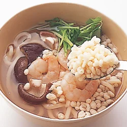 揚げ玉、むきえび、揚げ玉の順に盛って、えびを揚げ玉でサンドする。