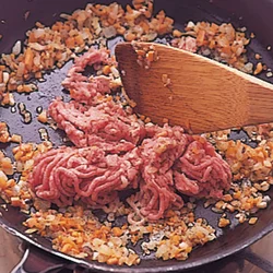 火の通りの早いピーマン以外の野菜を炒めてからひき肉を加える。