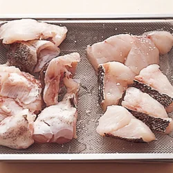 たらとあらに塩をふっておくと、下味がつき、身がしまって、うまみが凝縮される。