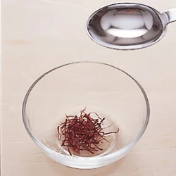 サフランは独特の香りをもつスパイス。ワインにひたして香りと色を引き出す。