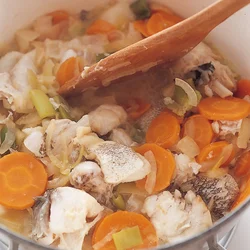 香味野菜とあらで味のベースを作る