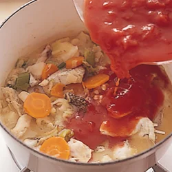 ホールトマト缶を使うことで、トマトのうまみも加わり、後味がさっぱりしたスープになる。