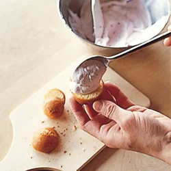 クリームはティースプーン1杯分を目安に、こんもりとのせる。