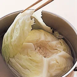 キャベツはまるごとゆでて葉をはがすと、やぶれず、うまみも逃げにくい。残ったキャベツはサラダにするのがおすすめ。ゆでることで甘みが増しているので、からしマヨネーズなど、風味のあるドレッシングと合う。