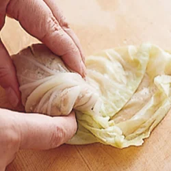 続けて、もう片方の葉を指で中に押し込みながらぐるぐる巻く。こうすると、つまようじで留めなくても形が整う。