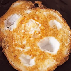 卵は黄身の中までしっかり火を通すため、両面焼きにする。