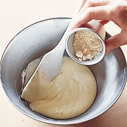 粉チーズを生地にも仕上げにも使うことで、風味をしっかり出す。
