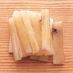 きんぴらは加熱したあともヤーコンの食感を残すため、繊維と平行に切る。