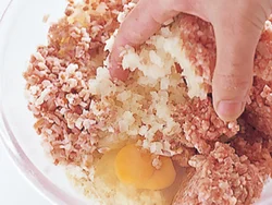 ひき肉だけでなく、ベーコン、ソーセージを加えて、肉感をアップさせる。