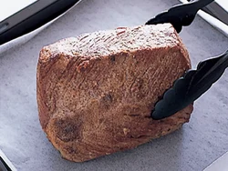 肉の表面をしっかり焼きつけることでたんぱく質が固まり、うまみを逃がさない。