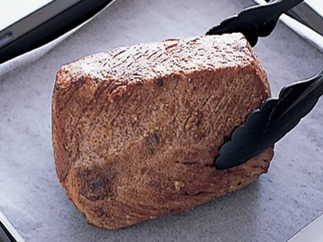 肉の表面をしっかり焼きつけることでたんぱく質が固まり、うまみを逃がさない。