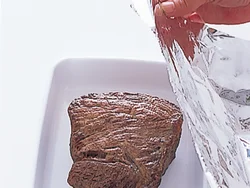 焼いたらアルミホイルをかぶせ、肉汁を安定させてから、切り分けて。