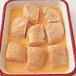 パンの耳は、上下を返しながら、卵液をしっかり中までしみこませる。