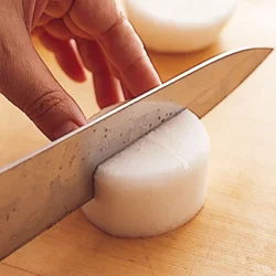 大根は味がしみこみやすくなるように、切り目を入れる。器に盛るときは、切り目を入れた面を下にする。