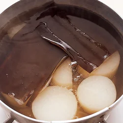 大根は昆布とゆでてうまみを引き出す。