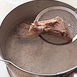 ぶりは生臭みを取るために、煮る前に、熱湯で表面の色が変わる程度にゆで、冷水にとってこすり、血合いとうろこを除く。