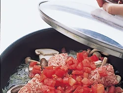 ふたをして加熱すると、食材の水分も出てきて、凍ったひき肉たきのこもしだいにほぐれてくる。