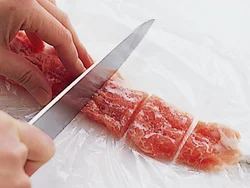 薄切り肉は半解凍状態にすると切り分けやすい。炒めるときは、菜箸でほぐしながらするとよい。