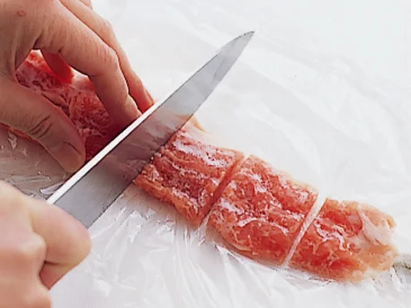 薄切り肉は半解凍状態にすると切り分けやすい。炒めるときは、菜箸でほぐしながらするとよい。
