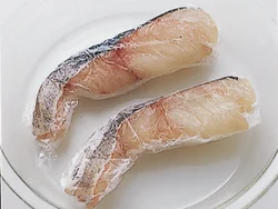 すでに塩、白ワインをふってある冷凍切り身魚は、耐熱皿にのせてレンジ加熱。出てきた汁はきる。