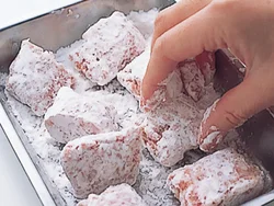 半解凍したひき肉を筋目に沿って折り、粉をまぶして焼けばそれだけでほろほろ食感の肉だんごに！