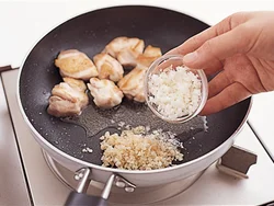 みじん切りにした香味野菜は焦げないように、肉を焼いてから入れる。香りが立ったら、野菜を加えて全体を混ぜる。