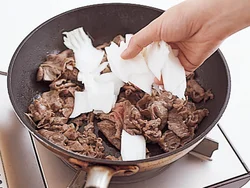 白菜の軸はかたく、火が通りにくいので先に炒める。肉と一緒に加熱するので、肉のうまみもよくしみる。