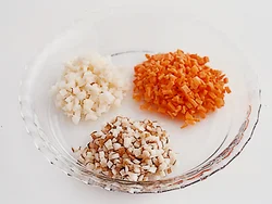 ごぼう、れんこん、にんじんと異なる食感、味の根菜をハンバーグだねに混ぜ込み、ヘルシーバーグに。