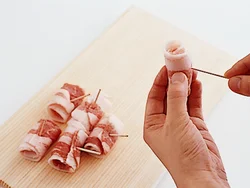 早く煮えるように使う薄切り肉は、食べごたえが出るように丸めて使う。