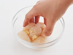 帆立には、にんにく、塩、こしょうでしっかり味つけをして、臭みを消す。