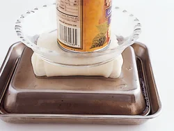 豆腐はペーパータオルで包み、缶詰などでおもしをしてしっかり水をきると、炒めてもくずれにくくなる。
